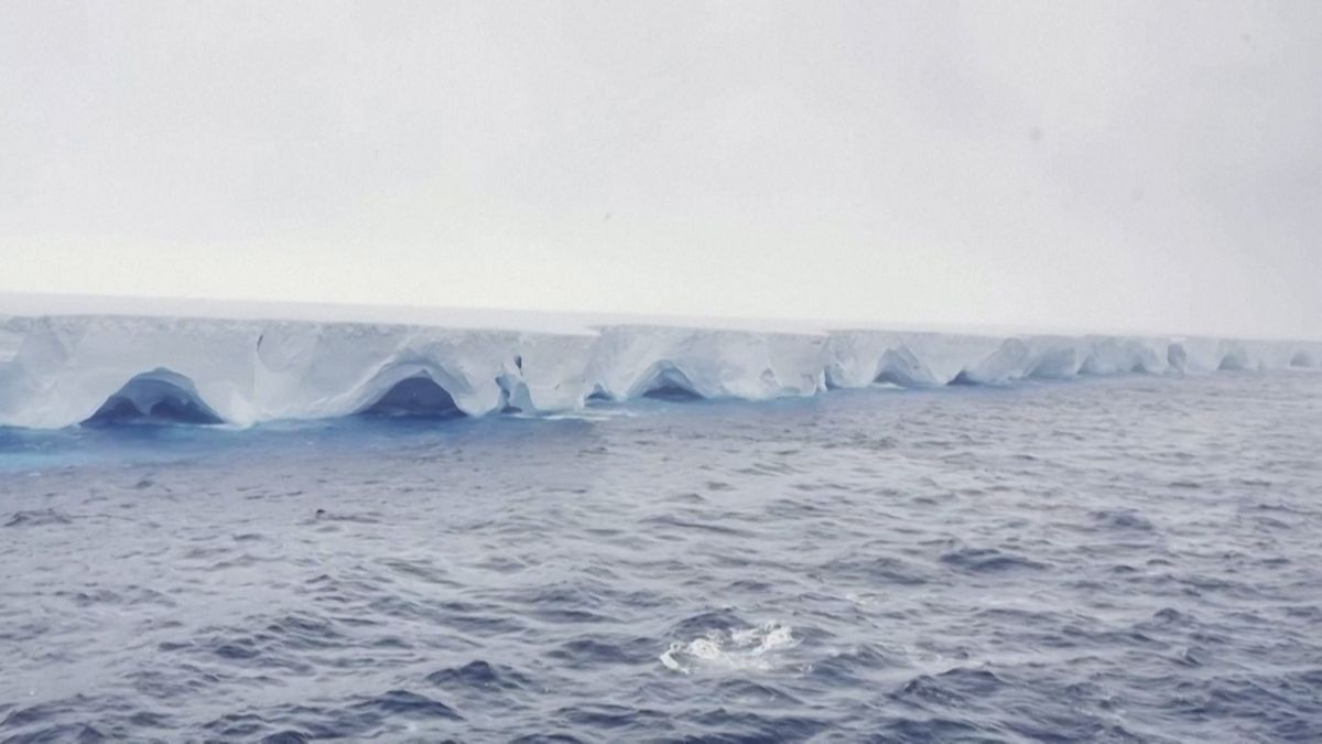 Záběry od „očitého svědka“. Největší ledovec na světě putuje oceánem u Antarktidy